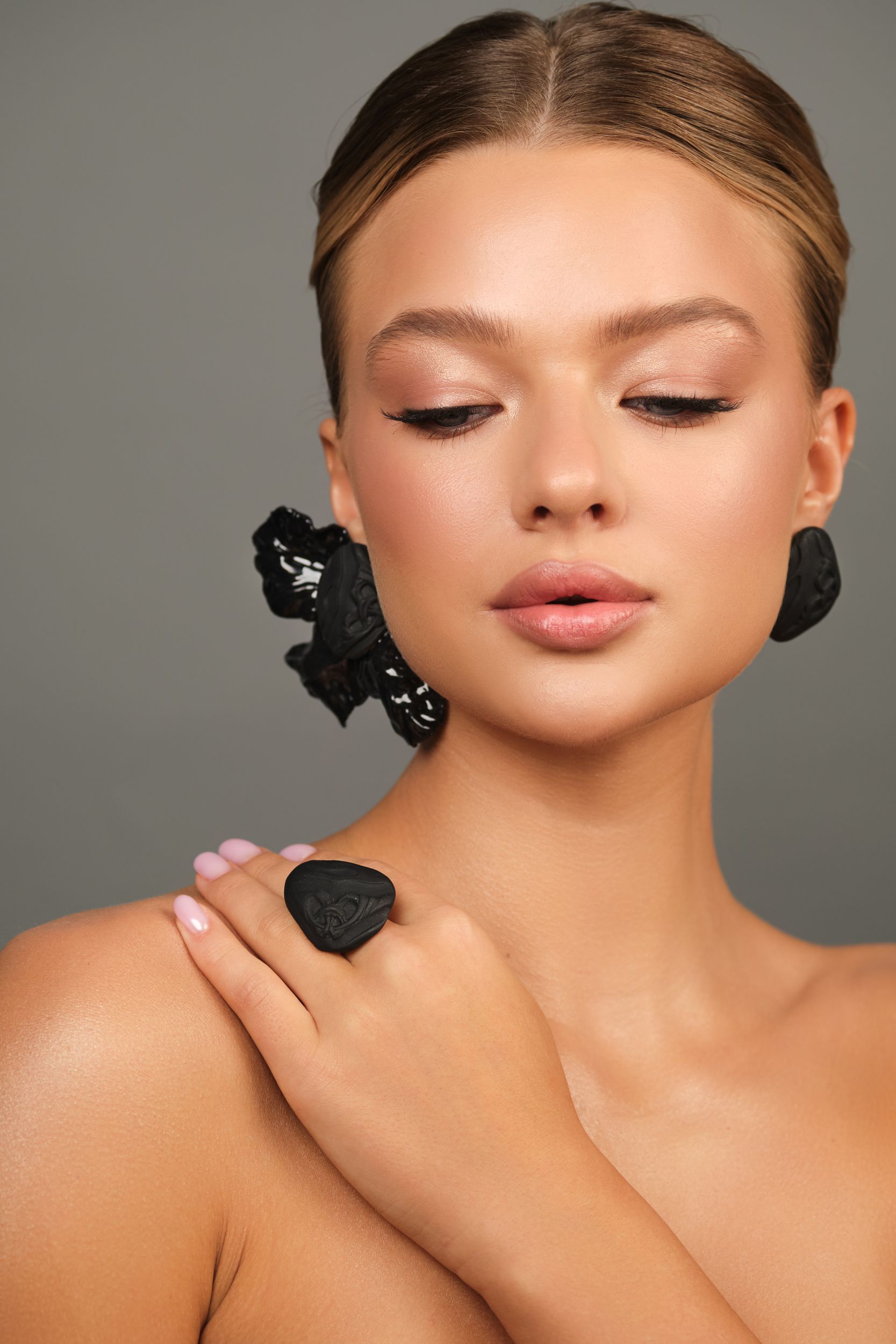 Серьги и кольцо «Фарфоровый цветок». Чёрный цвет 